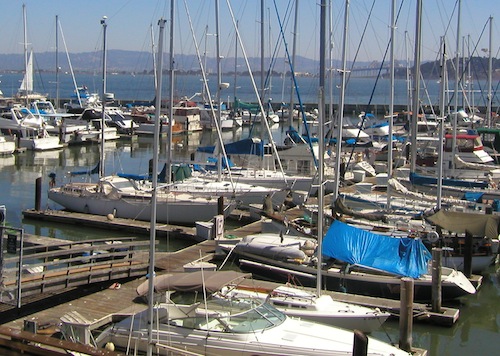 Veleiros atracados no Fisherman's Wharf em SF. Por Raudel Caldera